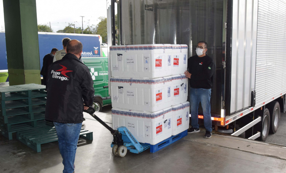 O Paraná recebeu mais 62 mil doses da vacina Coronavac, da parceria entre Sinovac e Instituto Butantan, nesta sexta-feira (14). As doses se referem a uma atualização na 19ª pauta de distribuição de vacinas contra a Covid-19 do Ministério da Saúde. Foto: Américo Antonio/SESA