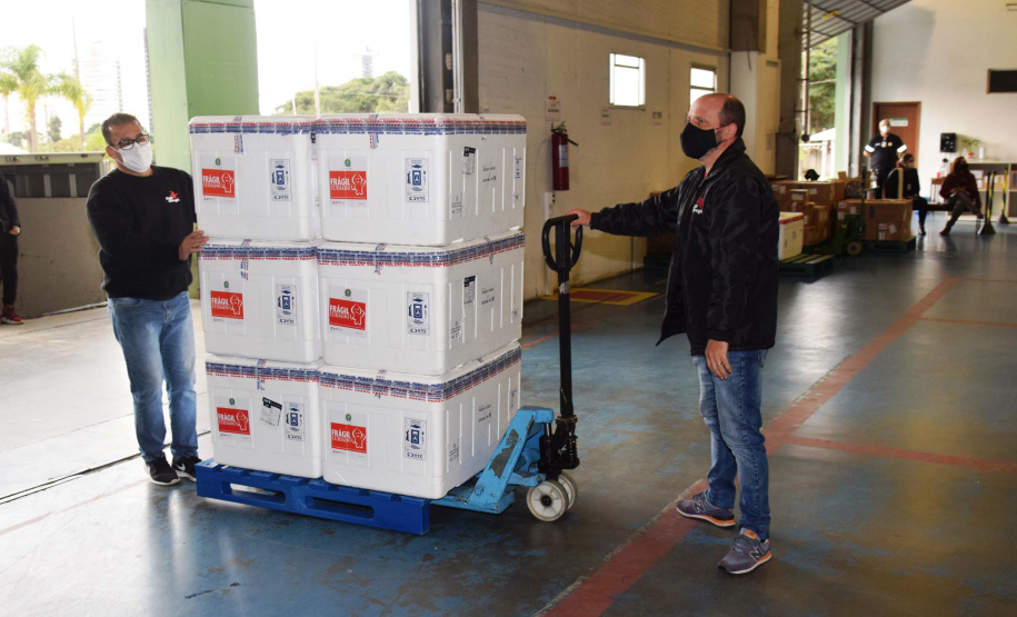 O Paraná recebeu mais 62 mil doses da vacina Coronavac, da parceria entre Sinovac e Instituto Butantan, nesta sexta-feira (14). As doses se referem a uma atualização na 19ª pauta de distribuição de vacinas contra a Covid-19 do Ministério da Saúde.. Foto: Américo Antonio/SESA