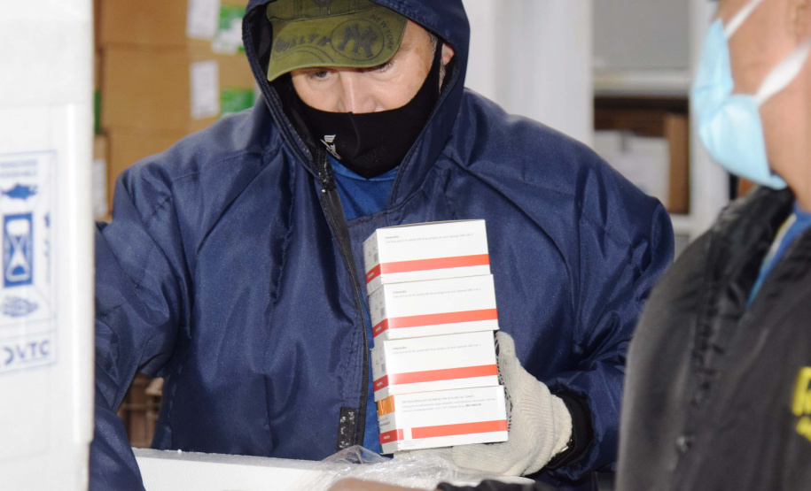 O Paraná recebeu mais 62 mil doses da vacina Coronavac, da parceria entre Sinovac e Instituto Butantan, nesta sexta-feira (14). As doses se referem a uma atualização na 19ª pauta de distribuição de vacinas contra a Covid-19 do Ministério da Saúde. Foto: Américo Antonio/SESA