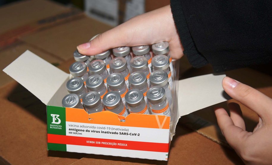 O Paraná recebeu mais 62 mil doses da vacina Coronavac, da parceria entre Sinovac e Instituto Butantan, nesta sexta-feira (14). As doses se referem a uma atualização na 19ª pauta de distribuição de vacinas contra a Covid-19 do Ministério da Saúde. Foto: Américo Antonio/SESA