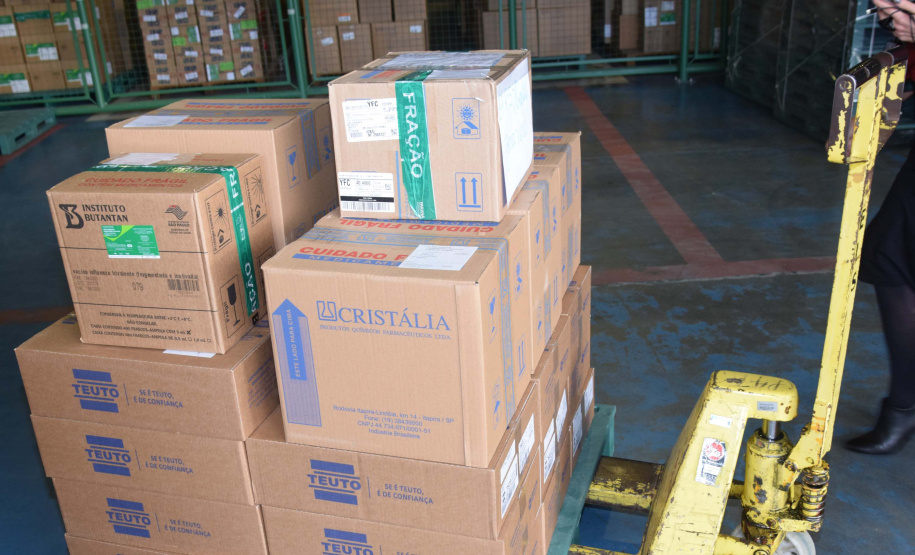 A Secretaria de Estado da Saúde (Sesa) iniciou nesta sexta-feira (14) a distribuição de mais 170.285 medicamentos elencados no chamado “kit de intubação” para pacientes internados com coronavírus. Ao todo 59 hospitais do Plano de Atendimento Covid-19 nas 22 Regionais de Saúde irão receber os medicamentos.Foto: Américo Antonio/SESA