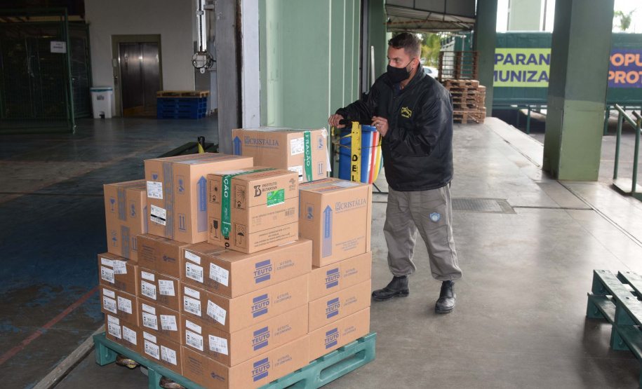 A Secretaria de Estado da Saúde (Sesa) iniciou nesta sexta-feira (14) a distribuição de mais 170.285 medicamentos elencados no chamado “kit de intubação” para pacientes internados com coronavírus. Ao todo 59 hospitais do Plano de Atendimento Covid-19 nas 22 Regionais de Saúde irão receber os medicamentos.Foto: Américo Antonio/SESA