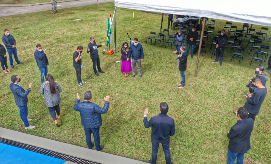 Uma cerimônia no jardim do Palácio Iguaçu, em Curitiba, realizada na manhã deste sábado (15), marcou a abertura oficial da 26ª edição da Marcha para Jesus. Ao lado de pastores de diferentes denominações religiosas da capital, o governador Carlos Massa Ratinho Junior e a primeira-dama Luciana Saito Massa acompanharam a solenidade, além de outras autoridades. O evento faz parte do Calendário Oficial do Estado. - Curitiba, 15/05/2021 - Foto: Alessandro Vieira/AEN