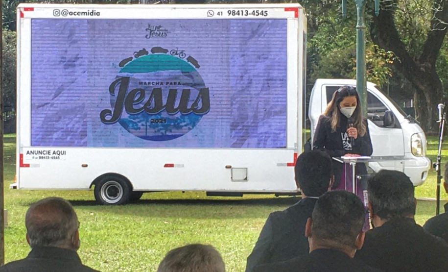 Uma cerimônia no jardim do Palácio Iguaçu, em Curitiba, realizada na manhã deste sábado (15), marcou a abertura oficial da 26ª edição da Marcha para Jesus. Ao lado de pastores de diferentes denominações religiosas da capital, o governador Carlos Massa Ratinho Junior e a primeira-dama Luciana Saito Massa acompanharam a solenidade, além de outras autoridades. O evento faz parte do Calendário Oficial do Estado. - Curitiba, 15/05/2021 - Foto: Alessandro Vieira/AEN