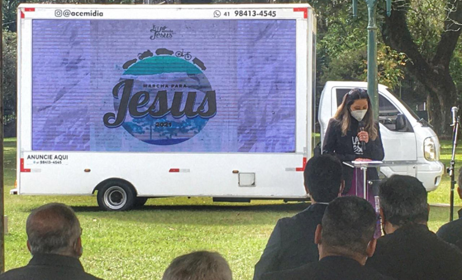 Uma cerimônia no jardim do Palácio Iguaçu, em Curitiba, realizada na manhã deste sábado (15), marcou a abertura oficial da 26ª edição da Marcha para Jesus. Ao lado de pastores de diferentes denominações religiosas da capital, o governador Carlos Massa Ratinho Junior e a primeira-dama Luciana Saito Massa acompanharam a solenidade, além de outras autoridades. O evento faz parte do Calendário Oficial do Estado. - Curitiba, 15/05/2021 - Foto: Alessandro Vieira/AEN