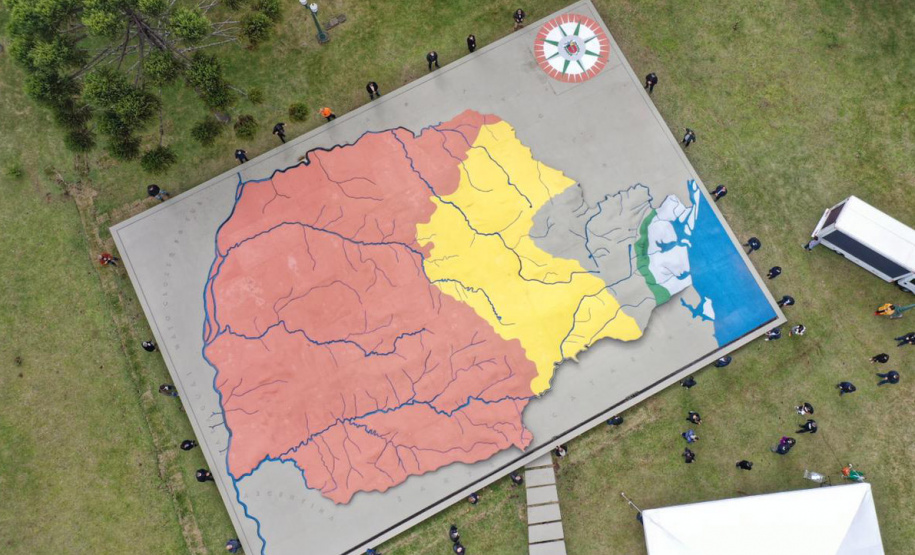 Uma cerimônia no jardim do Palácio Iguaçu, em Curitiba, realizada na manhã deste sábado (15), marcou a abertura oficial da 26ª edição da Marcha para Jesus. Ao lado de pastores de diferentes denominações religiosas da capital, o governador Carlos Massa Ratinho Junior e a primeira-dama Luciana Saito Massa acompanharam a solenidade, além de outras autoridades. O evento faz parte do Calendário Oficial do Estado. - Curitiba, 15/05/2021 - Foto: Alessandro Vieira/AEN