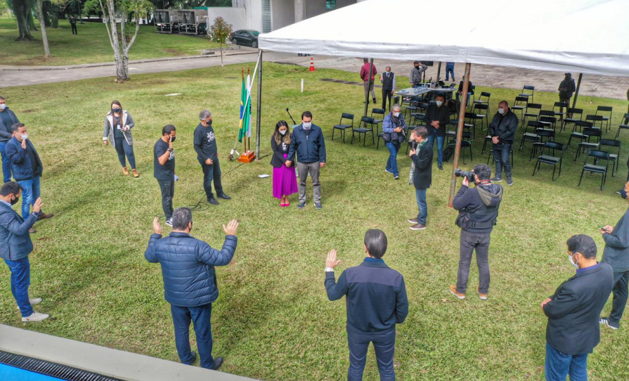 Uma cerimônia no jardim do Palácio Iguaçu, em Curitiba, realizada na manhã deste sábado (15), marcou a abertura oficial da 26ª edição da Marcha para Jesus. Ao lado de pastores de diferentes denominações religiosas da capital, o governador Carlos Massa Ratinho Junior e a primeira-dama Luciana Saito Massa acompanharam a solenidade, além de outras autoridades. O evento faz parte do Calendário Oficial do Estado. - Curitiba, 15/05/2021 - Foto: Alessandro Vieira/AEN
