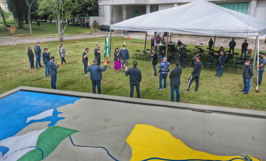 Uma cerimônia no jardim do Palácio Iguaçu, em Curitiba, realizada na manhã deste sábado (15), marcou a abertura oficial da 26ª edição da Marcha para Jesus. Ao lado de pastores de diferentes denominações religiosas da capital, o governador Carlos Massa Ratinho Junior e a primeira-dama Luciana Saito Massa acompanharam a solenidade, além de outras autoridades. O evento faz parte do Calendário Oficial do Estado. - Curitiba, 15/05/2021 - Foto: Alessandro Vieira/AEN