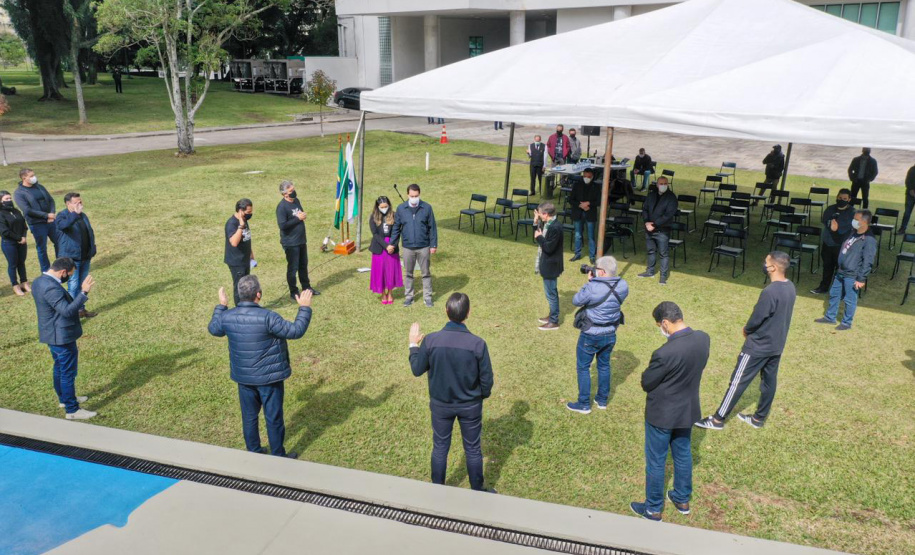 Uma cerimônia no jardim do Palácio Iguaçu, em Curitiba, realizada na manhã deste sábado (15), marcou a abertura oficial da 26ª edição da Marcha para Jesus. Ao lado de pastores de diferentes denominações religiosas da capital, o governador Carlos Massa Ratinho Junior e a primeira-dama Luciana Saito Massa acompanharam a solenidade, além de outras autoridades. O evento faz parte do Calendário Oficial do Estado. - Curitiba, 15/05/2021 - Foto: Alessandro Vieira/AEN