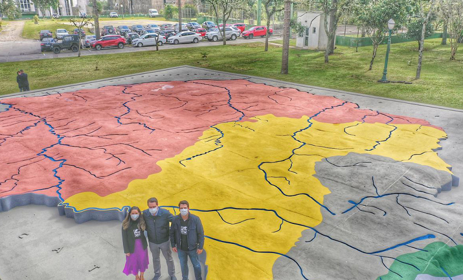 Uma cerimônia no jardim do Palácio Iguaçu, em Curitiba, realizada na manhã deste sábado (15), marcou a abertura oficial da 26ª edição da Marcha para Jesus. Ao lado de pastores de diferentes denominações religiosas da capital, o governador Carlos Massa Ratinho Junior e a primeira-dama Luciana Saito Massa acompanharam a solenidade, além de outras autoridades. O evento faz parte do Calendário Oficial do Estado. - Curitiba, 15/05/2021 - Foto: Alessandro Vieira/AEN