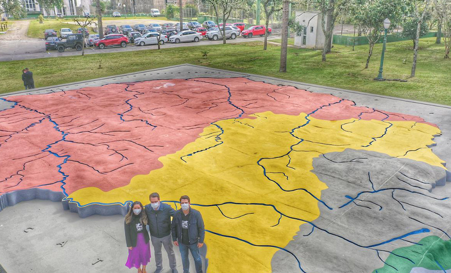 Uma cerimônia no jardim do Palácio Iguaçu, em Curitiba, realizada na manhã deste sábado (15), marcou a abertura oficial da 26ª edição da Marcha para Jesus. Ao lado de pastores de diferentes denominações religiosas da capital, o governador Carlos Massa Ratinho Junior e a primeira-dama Luciana Saito Massa acompanharam a solenidade, além de outras autoridades. O evento faz parte do Calendário Oficial do Estado. - Curitiba, 15/05/2021 - Foto: Alessandro Vieira/AEN