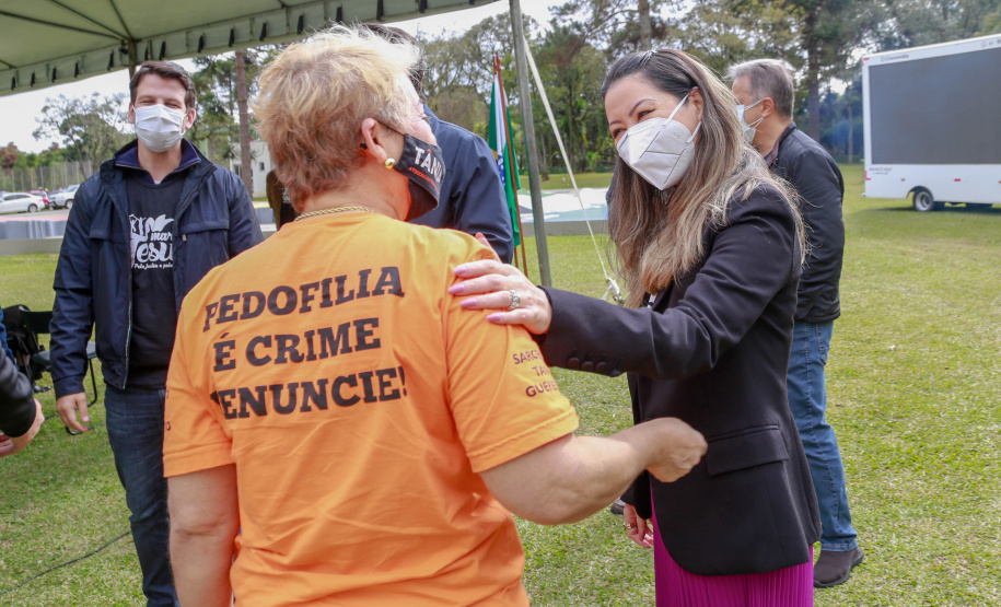 Uma cerimônia no jardim do Palácio Iguaçu, em Curitiba, realizada na manhã deste sábado (15), marcou a abertura oficial da 26ª edição da Marcha para Jesus. Ao lado de pastores de diferentes denominações religiosas da capital, o governador Carlos Massa Ratinho Junior e a primeira-dama Luciana Saito Massa acompanharam a solenidade, além de outras autoridades. O evento faz parte do Calendário Oficial do Estado. - Curitiba, 15/05/2021 - Foto: Valdelino Pontes