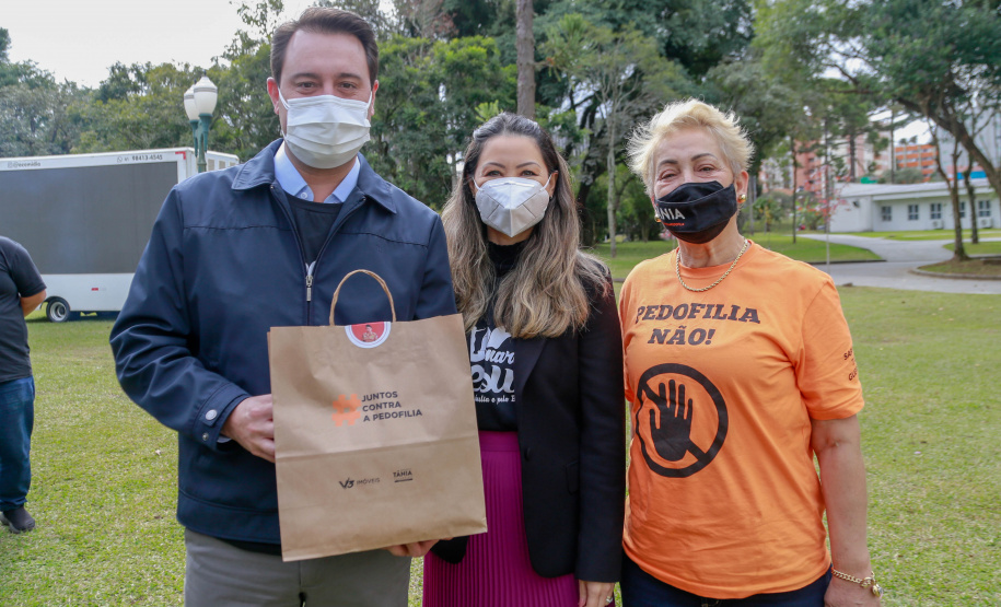 Uma cerimônia no jardim do Palácio Iguaçu, em Curitiba, realizada na manhã deste sábado (15), marcou a abertura oficial da 26ª edição da Marcha para Jesus. Ao lado de pastores de diferentes denominações religiosas da capital, o governador Carlos Massa Ratinho Junior e a primeira-dama Luciana Saito Massa acompanharam a solenidade, além de outras autoridades. O evento faz parte do Calendário Oficial do Estado. - Curitiba, 15/05/2021 - Foto: Valdelino Pontes