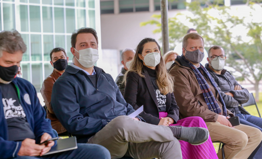 Uma cerimônia no jardim do Palácio Iguaçu, em Curitiba, realizada na manhã deste sábado (15), marcou a abertura oficial da 26ª edição da Marcha para Jesus. Ao lado de pastores de diferentes denominações religiosas da capital, o governador Carlos Massa Ratinho Junior e a primeira-dama Luciana Saito Massa acompanharam a solenidade, além de outras autoridades. O evento faz parte do Calendário Oficial do Estado. - Curitiba, 15/05/2021 - Foto: Valdelino Pontes