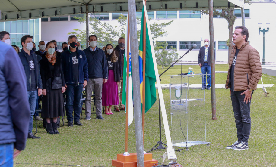 Uma cerimônia no jardim do Palácio Iguaçu, em Curitiba, realizada na manhã deste sábado (15), marcou a abertura oficial da 26ª edição da Marcha para Jesus. Ao lado de pastores de diferentes denominações religiosas da capital, o governador Carlos Massa Ratinho Junior e a primeira-dama Luciana Saito Massa acompanharam a solenidade, além de outras autoridades. O evento faz parte do Calendário Oficial do Estado. - Curitiba, 15/05/2021 - Foto: Valdelino Pontes