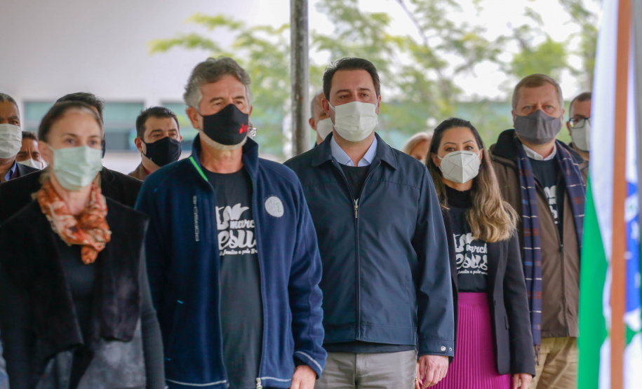 Uma cerimônia no jardim do Palácio Iguaçu, em Curitiba, realizada na manhã deste sábado (15), marcou a abertura oficial da 26ª edição da Marcha para Jesus. Ao lado de pastores de diferentes denominações religiosas da capital, o governador Carlos Massa Ratinho Junior e a primeira-dama Luciana Saito Massa acompanharam a solenidade, além de outras autoridades. O evento faz parte do Calendário Oficial do Estado. - Curitiba, 15/05/2021 - Foto: Valdelino Pontes