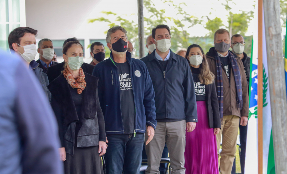 Uma cerimônia no jardim do Palácio Iguaçu, em Curitiba, realizada na manhã deste sábado (15), marcou a abertura oficial da 26ª edição da Marcha para Jesus. Ao lado de pastores de diferentes denominações religiosas da capital, o governador Carlos Massa Ratinho Junior e a primeira-dama Luciana Saito Massa acompanharam a solenidade, além de outras autoridades. O evento faz parte do Calendário Oficial do Estado. - Curitiba, 15/05/2021 - Foto: Valdelino Pontes
