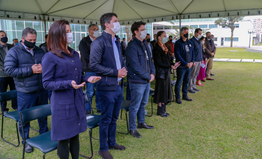 Uma cerimônia no jardim do Palácio Iguaçu, em Curitiba, realizada na manhã deste sábado (15), marcou a abertura oficial da 26ª edição da Marcha para Jesus. Ao lado de pastores de diferentes denominações religiosas da capital, o governador Carlos Massa Ratinho Junior e a primeira-dama Luciana Saito Massa acompanharam a solenidade, além de outras autoridades. O evento faz parte do Calendário Oficial do Estado. - Curitiba, 15/05/2021 - Foto: Valdelino Pontes