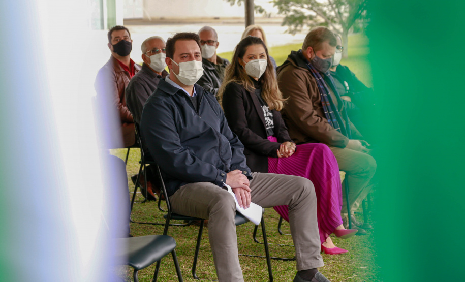 Uma cerimônia no jardim do Palácio Iguaçu, em Curitiba, realizada na manhã deste sábado (15), marcou a abertura oficial da 26ª edição da Marcha para Jesus. Ao lado de pastores de diferentes denominações religiosas da capital, o governador Carlos Massa Ratinho Junior e a primeira-dama Luciana Saito Massa acompanharam a solenidade, além de outras autoridades. O evento faz parte do Calendário Oficial do Estado. - Curitiba, 15/05/2021 - Foto: Valdelino Pontes