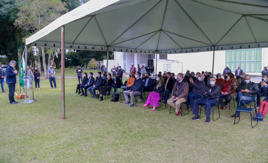 Uma cerimônia no jardim do Palácio Iguaçu, em Curitiba, realizada na manhã deste sábado (15), marcou a abertura oficial da 26ª edição da Marcha para Jesus. Ao lado de pastores de diferentes denominações religiosas da capital, o governador Carlos Massa Ratinho Junior e a primeira-dama Luciana Saito Massa acompanharam a solenidade, além de outras autoridades. O evento faz parte do Calendário Oficial do Estado. - Curitiba, 15/05/2021 - Foto: Valdelino Pontes