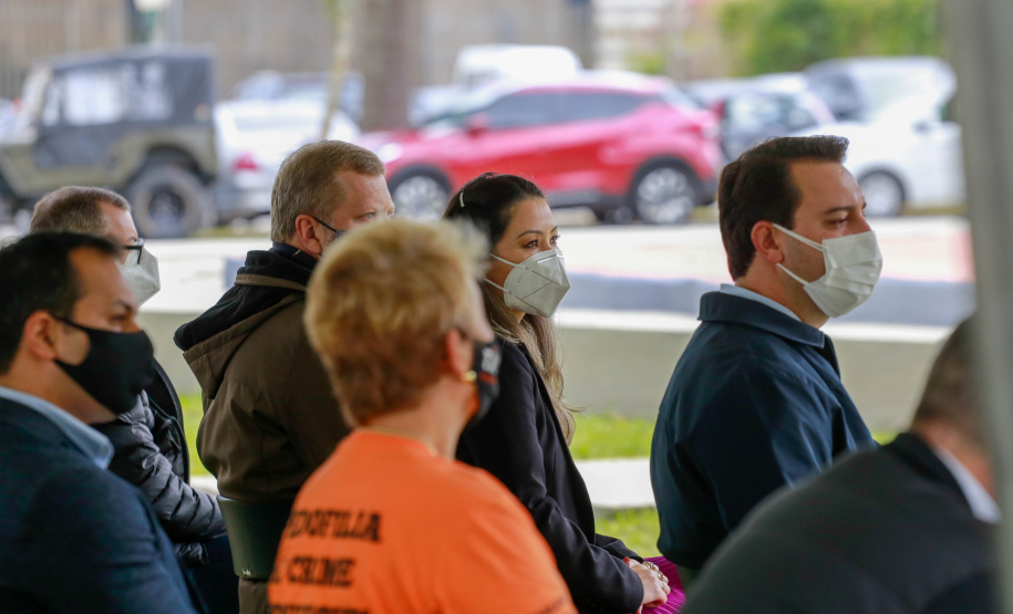 Uma cerimônia no jardim do Palácio Iguaçu, em Curitiba, realizada na manhã deste sábado (15), marcou a abertura oficial da 26ª edição da Marcha para Jesus. Ao lado de pastores de diferentes denominações religiosas da capital, o governador Carlos Massa Ratinho Junior e a primeira-dama Luciana Saito Massa acompanharam a solenidade, além de outras autoridades. O evento faz parte do Calendário Oficial do Estado. - Curitiba, 15/05/2021 - Foto: Valdelino Pontes