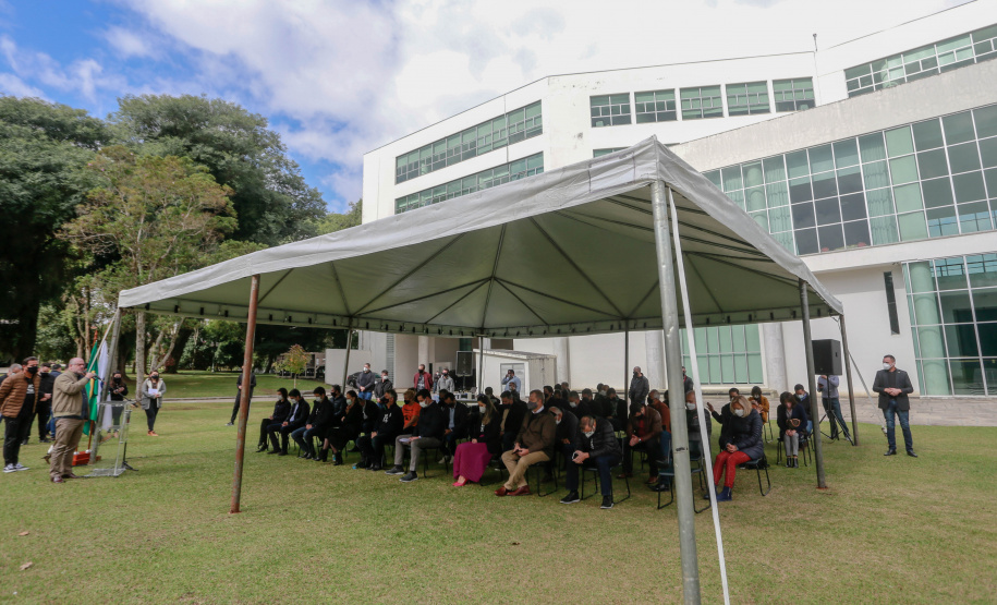 Uma cerimônia no jardim do Palácio Iguaçu, em Curitiba, realizada na manhã deste sábado (15), marcou a abertura oficial da 26ª edição da Marcha para Jesus. Ao lado de pastores de diferentes denominações religiosas da capital, o governador Carlos Massa Ratinho Junior e a primeira-dama Luciana Saito Massa acompanharam a solenidade, além de outras autoridades. O evento faz parte do Calendário Oficial do Estado. - Curitiba, 15/05/2021 - Foto: Valdelino Pontes