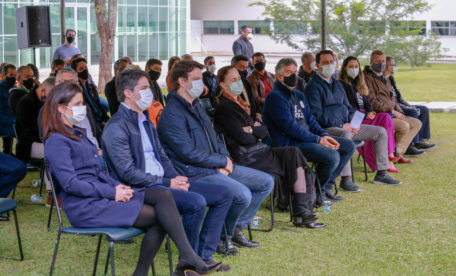 Uma cerimônia no jardim do Palácio Iguaçu, em Curitiba, realizada na manhã deste sábado (15), marcou a abertura oficial da 26ª edição da Marcha para Jesus. Ao lado de pastores de diferentes denominações religiosas da capital, o governador Carlos Massa Ratinho Junior e a primeira-dama Luciana Saito Massa acompanharam a solenidade, além de outras autoridades. O evento faz parte do Calendário Oficial do Estado. - Curitiba, 15/05/2021 - Foto: Valdelino Pontes