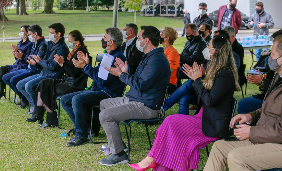 Uma cerimônia no jardim do Palácio Iguaçu, em Curitiba, realizada na manhã deste sábado (15), marcou a abertura oficial da 26ª edição da Marcha para Jesus. Ao lado de pastores de diferentes denominações religiosas da capital, o governador Carlos Massa Ratinho Junior e a primeira-dama Luciana Saito Massa acompanharam a solenidade, além de outras autoridades. O evento faz parte do Calendário Oficial do Estado. - Curitiba, 15/05/2021 - Foto: Valdelino Pontes
