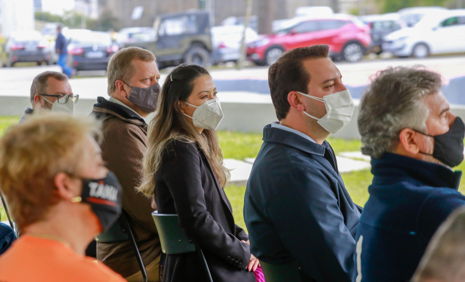 Uma cerimônia no jardim do Palácio Iguaçu, em Curitiba, realizada na manhã deste sábado (15), marcou a abertura oficial da 26ª edição da Marcha para Jesus. Ao lado de pastores de diferentes denominações religiosas da capital, o governador Carlos Massa Ratinho Junior e a primeira-dama Luciana Saito Massa acompanharam a solenidade, além de outras autoridades. O evento faz parte do Calendário Oficial do Estado. - Curitiba, 15/05/2021 - Foto: Valdelino Pontes