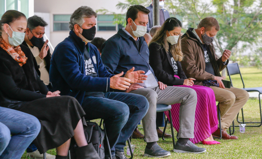 Uma cerimônia no jardim do Palácio Iguaçu, em Curitiba, realizada na manhã deste sábado (15), marcou a abertura oficial da 26ª edição da Marcha para Jesus. Ao lado de pastores de diferentes denominações religiosas da capital, o governador Carlos Massa Ratinho Junior e a primeira-dama Luciana Saito Massa acompanharam a solenidade, além de outras autoridades. O evento faz parte do Calendário Oficial do Estado. - Curitiba, 15/05/2021 - Foto: Valdelino Pontes