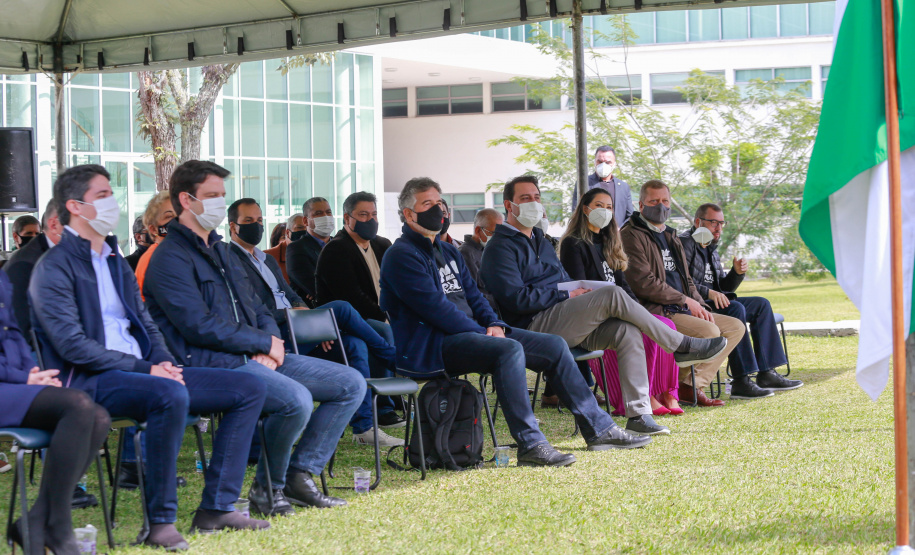 Uma cerimônia no jardim do Palácio Iguaçu, em Curitiba, realizada na manhã deste sábado (15), marcou a abertura oficial da 26ª edição da Marcha para Jesus. Ao lado de pastores de diferentes denominações religiosas da capital, o governador Carlos Massa Ratinho Junior e a primeira-dama Luciana Saito Massa acompanharam a solenidade, além de outras autoridades. O evento faz parte do Calendário Oficial do Estado. - Curitiba, 15/05/2021 - Foto: Valdelino Pontes