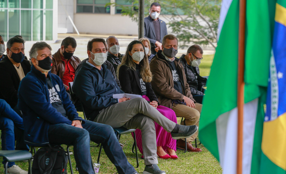 Uma cerimônia no jardim do Palácio Iguaçu, em Curitiba, realizada na manhã deste sábado (15), marcou a abertura oficial da 26ª edição da Marcha para Jesus. Ao lado de pastores de diferentes denominações religiosas da capital, o governador Carlos Massa Ratinho Junior e a primeira-dama Luciana Saito Massa acompanharam a solenidade, além de outras autoridades. O evento faz parte do Calendário Oficial do Estado. - Curitiba, 15/05/2021 - Foto: Valdelino Pontes