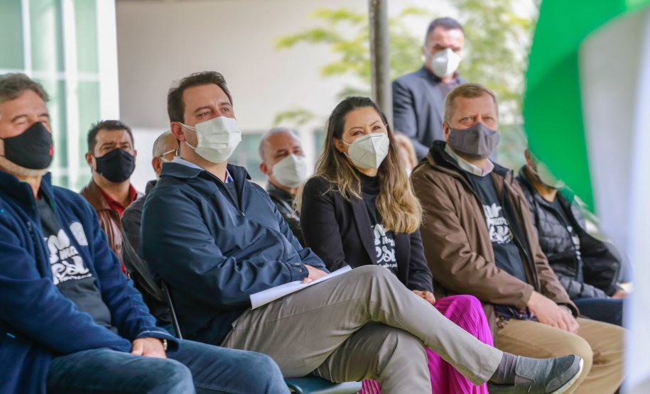 Uma cerimônia no jardim do Palácio Iguaçu, em Curitiba, realizada na manhã deste sábado (15), marcou a abertura oficial da 26ª edição da Marcha para Jesus. Ao lado de pastores de diferentes denominações religiosas da capital, o governador Carlos Massa Ratinho Junior e a primeira-dama Luciana Saito Massa acompanharam a solenidade, além de outras autoridades. O evento faz parte do Calendário Oficial do Estado. - Curitiba, 15/05/2021 - Foto: Valdelino Pontes