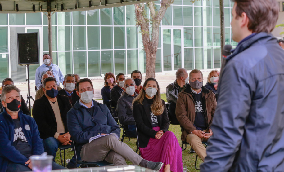 Uma cerimônia no jardim do Palácio Iguaçu, em Curitiba, realizada na manhã deste sábado (15), marcou a abertura oficial da 26ª edição da Marcha para Jesus. Ao lado de pastores de diferentes denominações religiosas da capital, o governador Carlos Massa Ratinho Junior e a primeira-dama Luciana Saito Massa acompanharam a solenidade, além de outras autoridades. O evento faz parte do Calendário Oficial do Estado. - Curitiba, 15/05/2021 - Foto: Valdelino Pontes