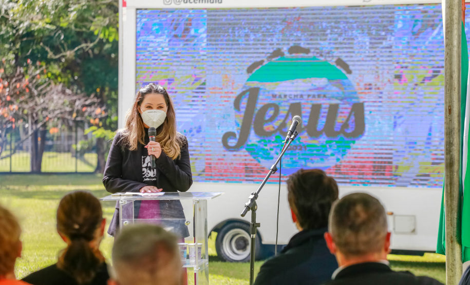 Uma cerimônia no jardim do Palácio Iguaçu, em Curitiba, realizada na manhã deste sábado (15), marcou a abertura oficial da 26ª edição da Marcha para Jesus. Ao lado de pastores de diferentes denominações religiosas da capital, o governador Carlos Massa Ratinho Junior e a primeira-dama Luciana Saito Massa acompanharam a solenidade, além de outras autoridades. O evento faz parte do Calendário Oficial do Estado. - Curitiba, 15/05/2021 - Foto: Valdelino Pontes