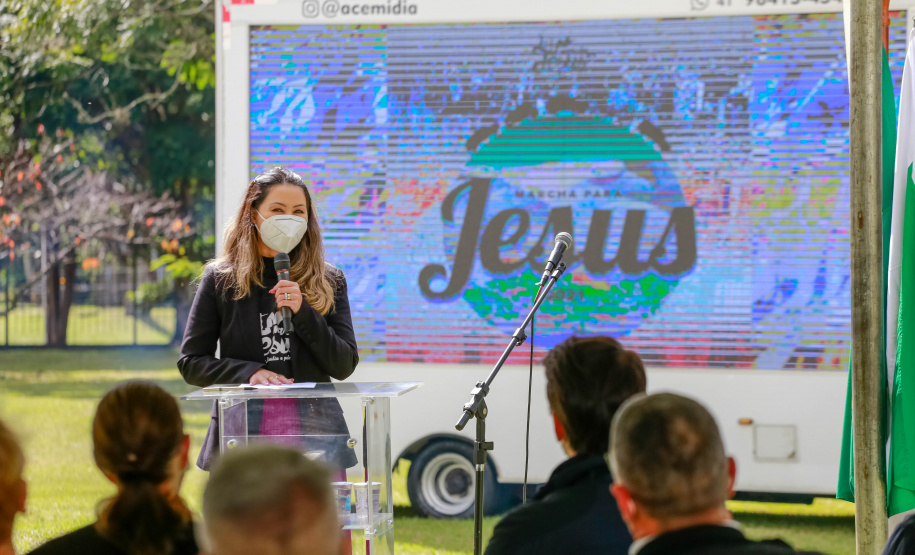 Uma cerimônia no jardim do Palácio Iguaçu, em Curitiba, realizada na manhã deste sábado (15), marcou a abertura oficial da 26ª edição da Marcha para Jesus. Ao lado de pastores de diferentes denominações religiosas da capital, o governador Carlos Massa Ratinho Junior e a primeira-dama Luciana Saito Massa acompanharam a solenidade, além de outras autoridades. O evento faz parte do Calendário Oficial do Estado. - Curitiba, 15/05/2021 - Foto: Valdelino Pontes