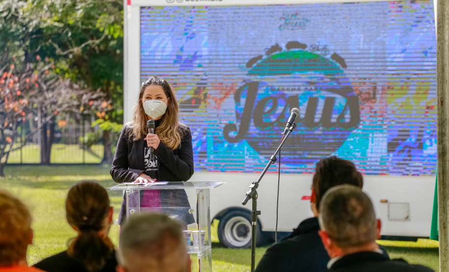 Uma cerimônia no jardim do Palácio Iguaçu, em Curitiba, realizada na manhã deste sábado (15), marcou a abertura oficial da 26ª edição da Marcha para Jesus. Ao lado de pastores de diferentes denominações religiosas da capital, o governador Carlos Massa Ratinho Junior e a primeira-dama Luciana Saito Massa acompanharam a solenidade, além de outras autoridades. O evento faz parte do Calendário Oficial do Estado. - Curitiba, 15/05/2021 - Foto: Valdelino Pontes