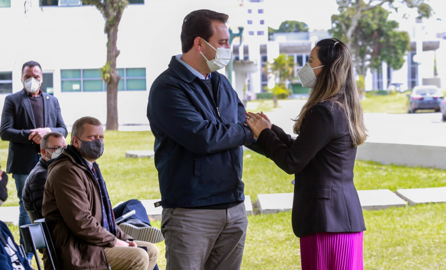 Uma cerimônia no jardim do Palácio Iguaçu, em Curitiba, realizada na manhã deste sábado (15), marcou a abertura oficial da 26ª edição da Marcha para Jesus. Ao lado de pastores de diferentes denominações religiosas da capital, o governador Carlos Massa Ratinho Junior e a primeira-dama Luciana Saito Massa acompanharam a solenidade, além de outras autoridades. O evento faz parte do Calendário Oficial do Estado. - Curitiba, 15/05/2021 - Foto: Valdelino Pontes