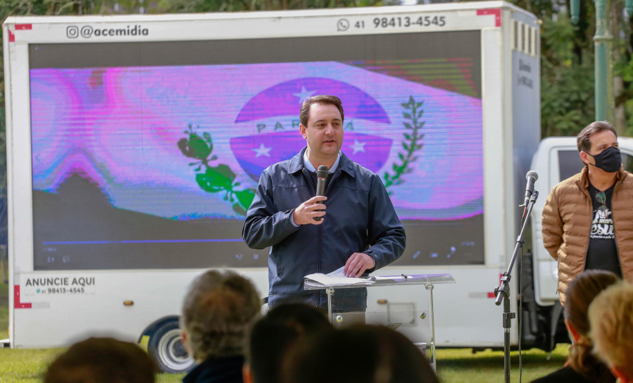 Uma cerimônia no jardim do Palácio Iguaçu, em Curitiba, realizada na manhã deste sábado (15), marcou a abertura oficial da 26ª edição da Marcha para Jesus. Ao lado de pastores de diferentes denominações religiosas da capital, o governador Carlos Massa Ratinho Junior e a primeira-dama Luciana Saito Massa acompanharam a solenidade, além de outras autoridades. O evento faz parte do Calendário Oficial do Estado. - Curitiba, 15/05/2021 - Foto: Valdelino Pontes