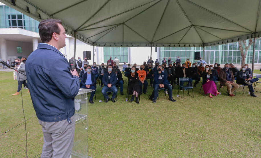 Uma cerimônia no jardim do Palácio Iguaçu, em Curitiba, realizada na manhã deste sábado (15), marcou a abertura oficial da 26ª edição da Marcha para Jesus. Ao lado de pastores de diferentes denominações religiosas da capital, o governador Carlos Massa Ratinho Junior e a primeira-dama Luciana Saito Massa acompanharam a solenidade, além de outras autoridades. O evento faz parte do Calendário Oficial do Estado. - Curitiba, 15/05/2021 - Foto: Valdelino Pontes
