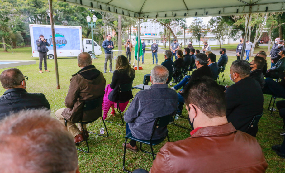 Uma cerimônia no jardim do Palácio Iguaçu, em Curitiba, realizada na manhã deste sábado (15), marcou a abertura oficial da 26ª edição da Marcha para Jesus. Ao lado de pastores de diferentes denominações religiosas da capital, o governador Carlos Massa Ratinho Junior e a primeira-dama Luciana Saito Massa acompanharam a solenidade, além de outras autoridades. O evento faz parte do Calendário Oficial do Estado. - Curitiba, 15/05/2021 - Foto: Valdelino Pontes
