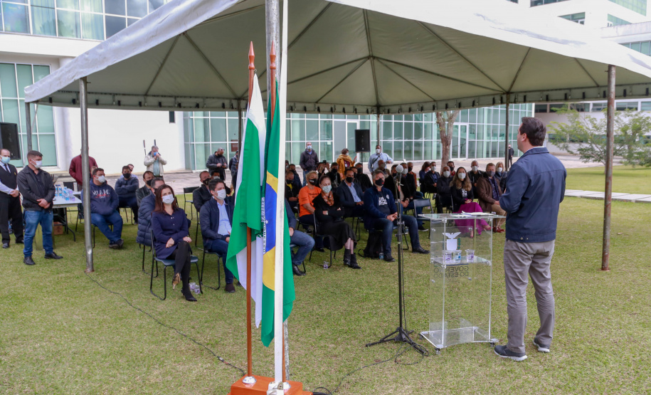 Uma cerimônia no jardim do Palácio Iguaçu, em Curitiba, realizada na manhã deste sábado (15), marcou a abertura oficial da 26ª edição da Marcha para Jesus. Ao lado de pastores de diferentes denominações religiosas da capital, o governador Carlos Massa Ratinho Junior e a primeira-dama Luciana Saito Massa acompanharam a solenidade, além de outras autoridades. O evento faz parte do Calendário Oficial do Estado. - Curitiba, 15/05/2021 - Foto: Valdelino Pontes