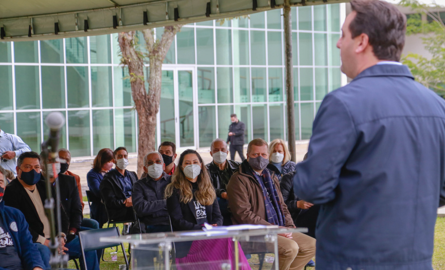 Uma cerimônia no jardim do Palácio Iguaçu, em Curitiba, realizada na manhã deste sábado (15), marcou a abertura oficial da 26ª edição da Marcha para Jesus. Ao lado de pastores de diferentes denominações religiosas da capital, o governador Carlos Massa Ratinho Junior e a primeira-dama Luciana Saito Massa acompanharam a solenidade, além de outras autoridades. O evento faz parte do Calendário Oficial do Estado. - Curitiba, 15/05/2021 - Foto: Valdelino Pontes