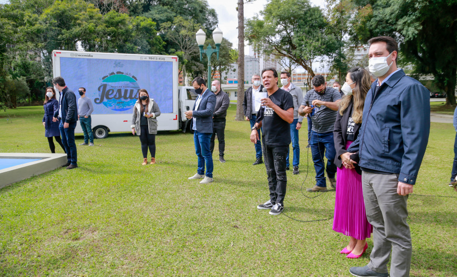 Uma cerimônia no jardim do Palácio Iguaçu, em Curitiba, realizada na manhã deste sábado (15), marcou a abertura oficial da 26ª edição da Marcha para Jesus. Ao lado de pastores de diferentes denominações religiosas da capital, o governador Carlos Massa Ratinho Junior e a primeira-dama Luciana Saito Massa acompanharam a solenidade, além de outras autoridades. O evento faz parte do Calendário Oficial do Estado. - Curitiba, 15/05/2021 - Foto: Valdelino Pontes