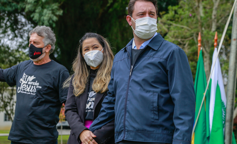 Uma cerimônia no jardim do Palácio Iguaçu, em Curitiba, realizada na manhã deste sábado (15), marcou a abertura oficial da 26ª edição da Marcha para Jesus. Ao lado de pastores de diferentes denominações religiosas da capital, o governador Carlos Massa Ratinho Junior e a primeira-dama Luciana Saito Massa acompanharam a solenidade, além de outras autoridades. O evento faz parte do Calendário Oficial do Estado. - Curitiba, 15/05/2021 - Foto: Valdelino Pontes