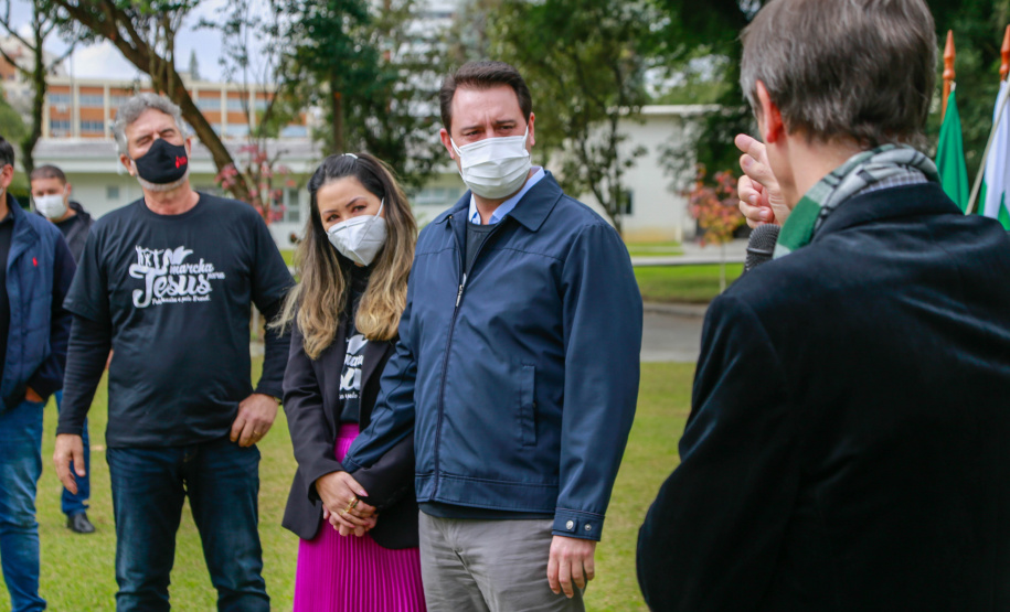 Uma cerimônia no jardim do Palácio Iguaçu, em Curitiba, realizada na manhã deste sábado (15), marcou a abertura oficial da 26ª edição da Marcha para Jesus. Ao lado de pastores de diferentes denominações religiosas da capital, o governador Carlos Massa Ratinho Junior e a primeira-dama Luciana Saito Massa acompanharam a solenidade, além de outras autoridades. O evento faz parte do Calendário Oficial do Estado. - Curitiba, 15/05/2021 - Foto: Valdelino Pontes
