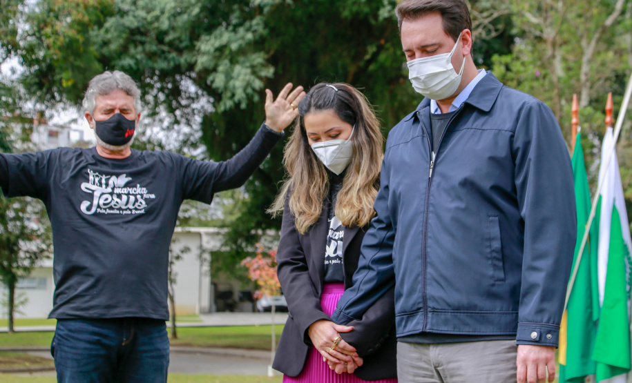 Uma cerimônia no jardim do Palácio Iguaçu, em Curitiba, realizada na manhã deste sábado (15), marcou a abertura oficial da 26ª edição da Marcha para Jesus. Ao lado de pastores de diferentes denominações religiosas da capital, o governador Carlos Massa Ratinho Junior e a primeira-dama Luciana Saito Massa acompanharam a solenidade, além de outras autoridades. O evento faz parte do Calendário Oficial do Estado. - Curitiba, 15/05/2021 - Foto: Valdelino Pontes