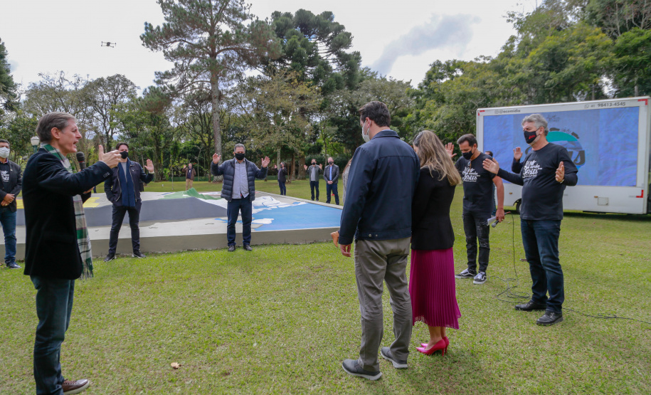 Uma cerimônia no jardim do Palácio Iguaçu, em Curitiba, realizada na manhã deste sábado (15), marcou a abertura oficial da 26ª edição da Marcha para Jesus. Ao lado de pastores de diferentes denominações religiosas da capital, o governador Carlos Massa Ratinho Junior e a primeira-dama Luciana Saito Massa acompanharam a solenidade, além de outras autoridades. O evento faz parte do Calendário Oficial do Estado. - Curitiba, 15/05/2021 - Foto: Valdelino Pontes