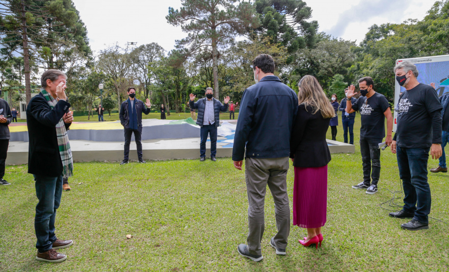 Uma cerimônia no jardim do Palácio Iguaçu, em Curitiba, realizada na manhã deste sábado (15), marcou a abertura oficial da 26ª edição da Marcha para Jesus. Ao lado de pastores de diferentes denominações religiosas da capital, o governador Carlos Massa Ratinho Junior e a primeira-dama Luciana Saito Massa acompanharam a solenidade, além de outras autoridades. O evento faz parte do Calendário Oficial do Estado. - Curitiba, 15/05/2021 - Foto: Valdelino Pontes