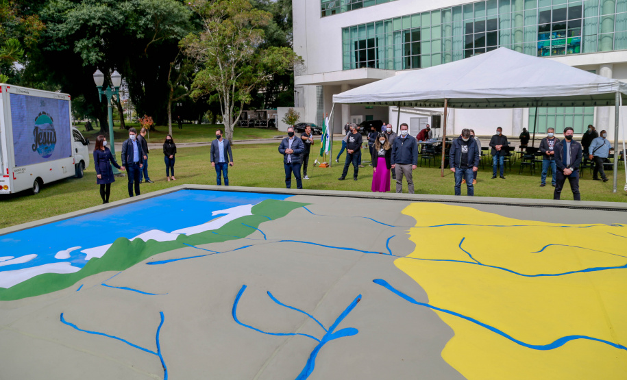 Uma cerimônia no jardim do Palácio Iguaçu, em Curitiba, realizada na manhã deste sábado (15), marcou a abertura oficial da 26ª edição da Marcha para Jesus. Ao lado de pastores de diferentes denominações religiosas da capital, o governador Carlos Massa Ratinho Junior e a primeira-dama Luciana Saito Massa acompanharam a solenidade, além de outras autoridades. O evento faz parte do Calendário Oficial do Estado. - Curitiba, 15/05/2021 - Foto: Valdelino Pontes